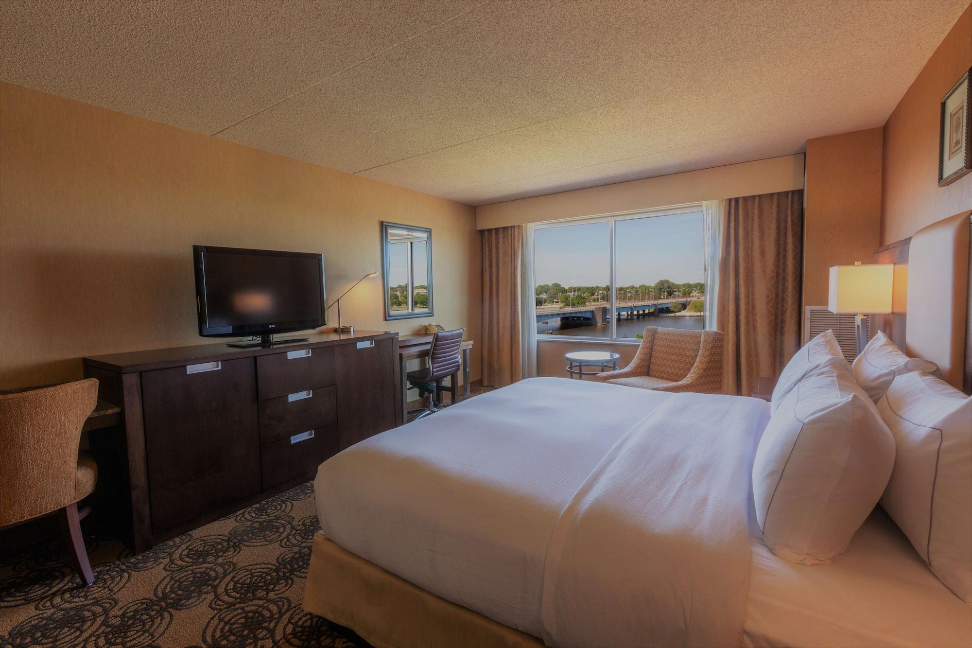 Doubletree By Hilton Bay City - Riverfront Exterior photo