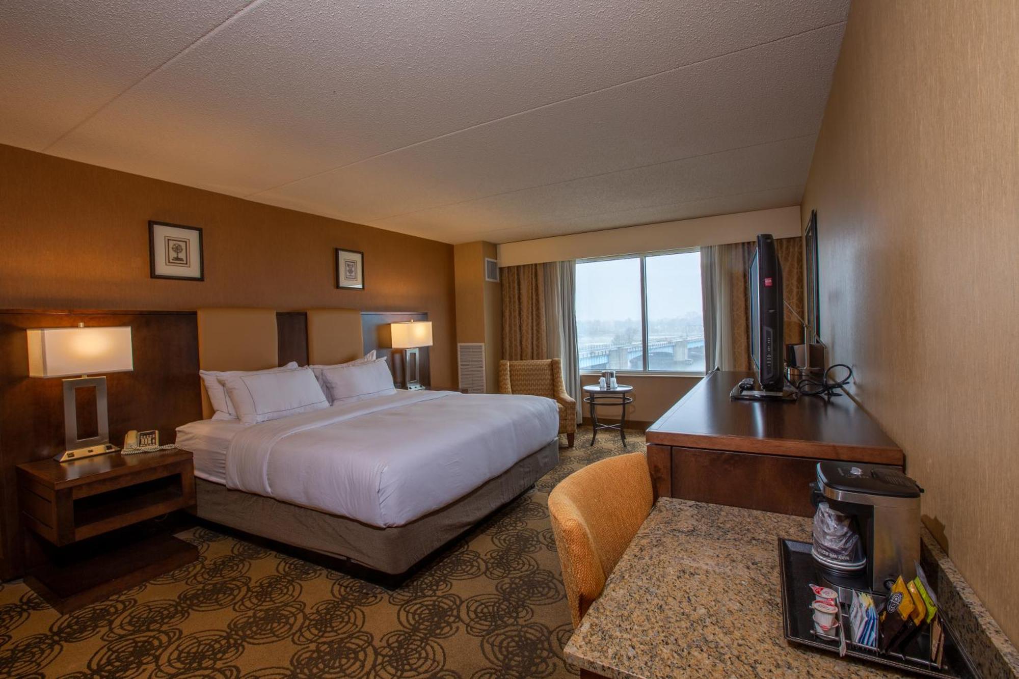 Doubletree By Hilton Bay City - Riverfront Exterior photo