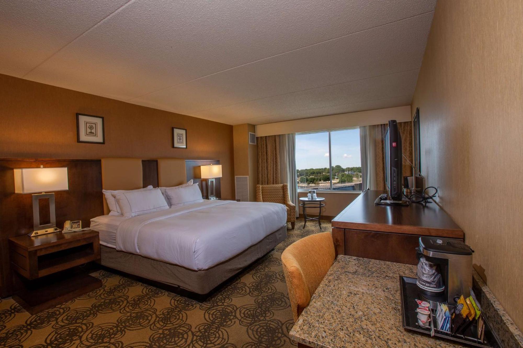 Doubletree By Hilton Bay City - Riverfront Exterior photo