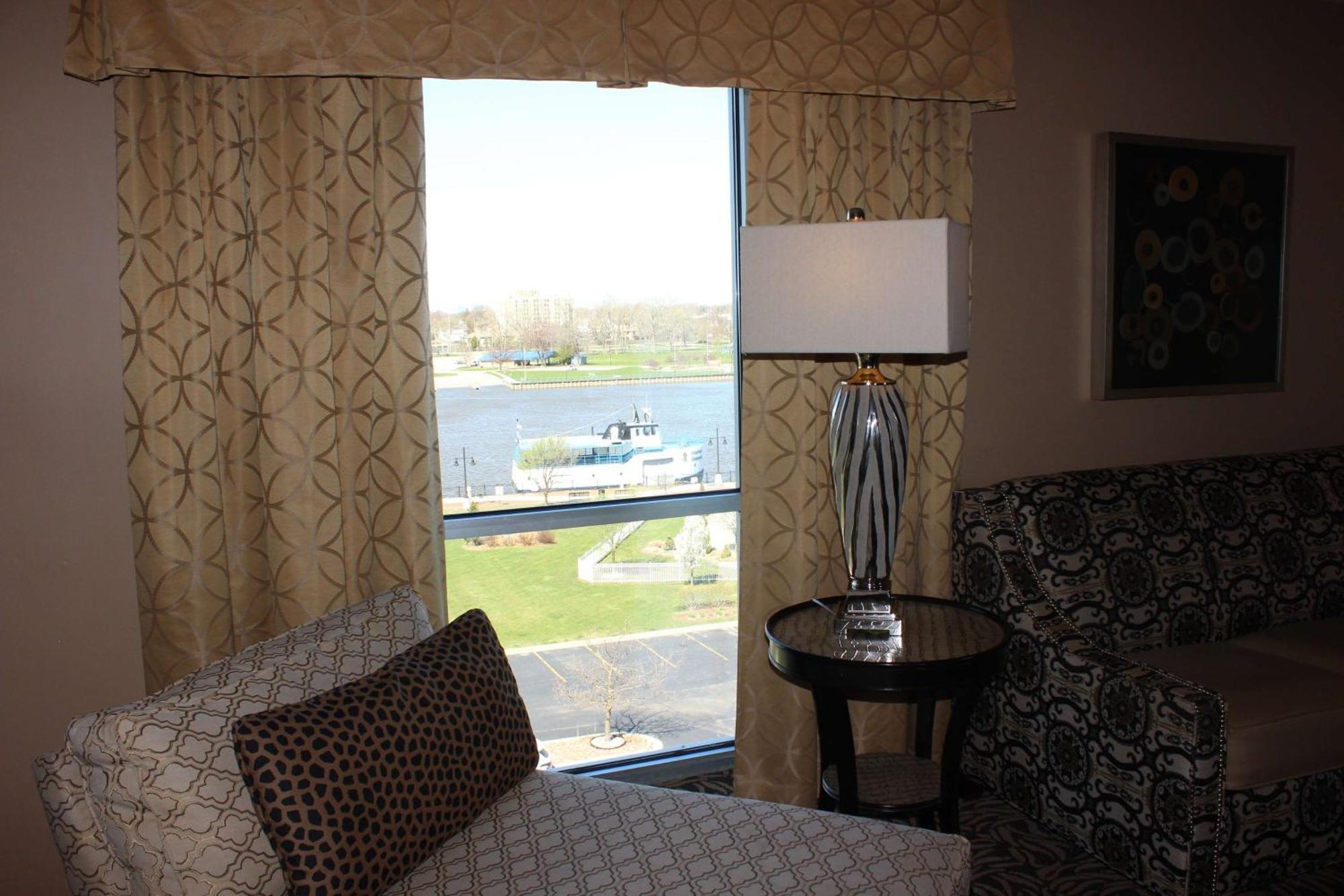Doubletree By Hilton Bay City - Riverfront Exterior photo