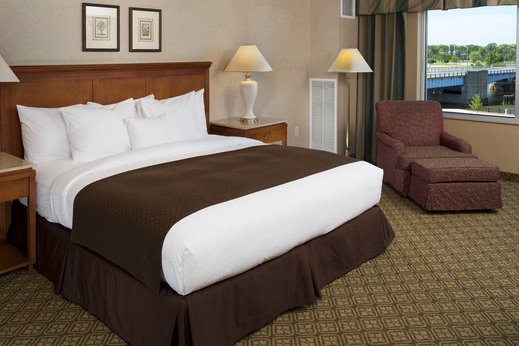 Doubletree By Hilton Bay City - Riverfront Room photo